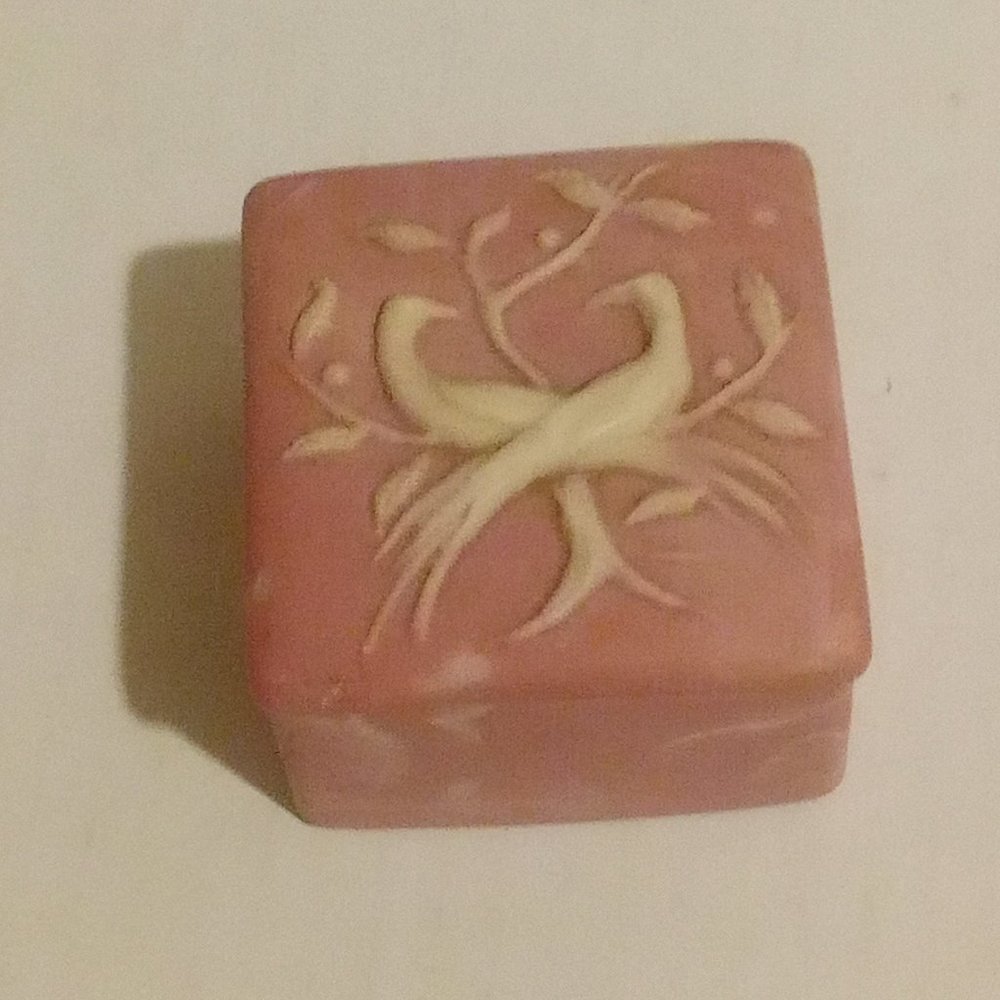 1970s Vintage Incolay Soapstone Carved Friendship Birds Pink Jewelry/Trinket Box